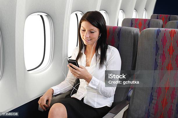 Musik Auf Dem Flugzeug Stockfoto und mehr Bilder von Audiogerät - Audiogerät, Economy-Class, Eine Frau allein