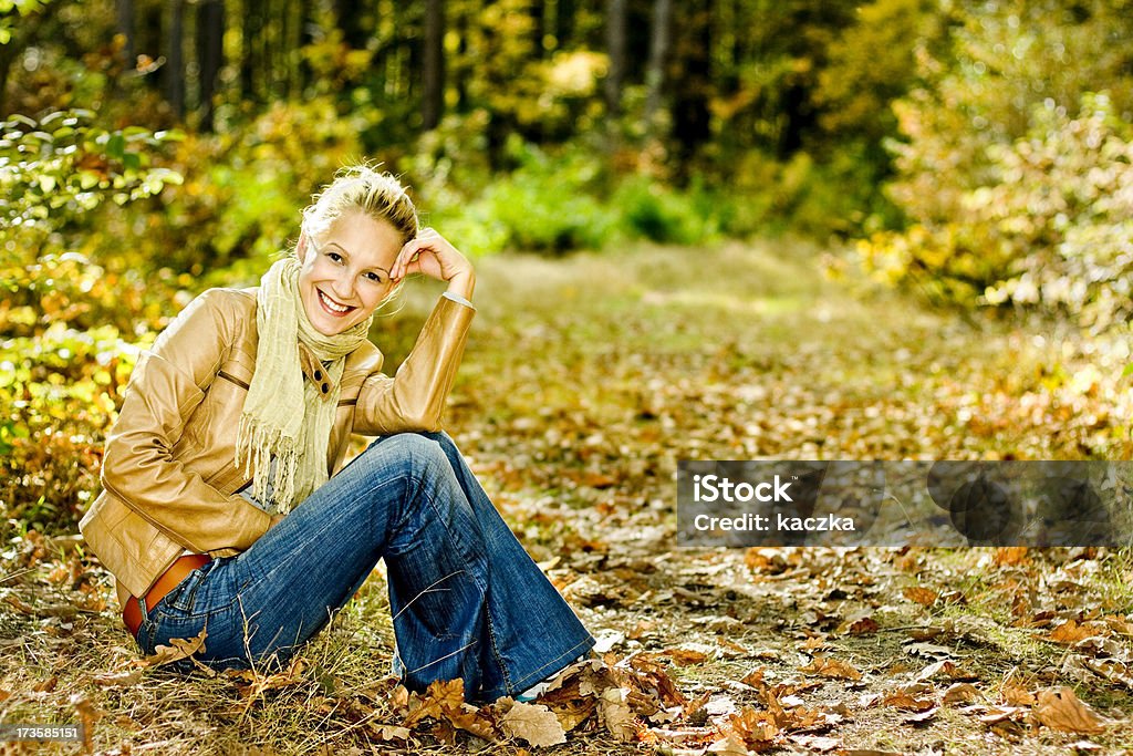 Mulher bonita no Outono Paisagem - Royalty-free 20-24 Anos Foto de stock