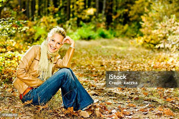 Mulher Bonita No Outono Paisagem - Fotografias de stock e mais imagens de 20-24 Anos - 20-24 Anos, 20-29 Anos, Adulto