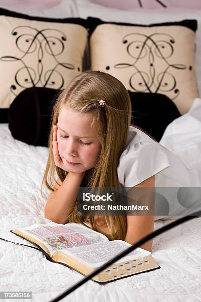 Młoda Dama Leżenia Na Jej Łóżku Czytając Scriptures - zdjęcia stockowe i więcej obrazów 8 - 9 lat