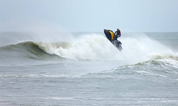 fliegende waverunner - surfing surf wave extreme sports stock-fotos und bilder