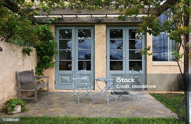 Salotto Allaperto - Fotografie stock e altre immagini di Cortile - Cortile, Vite - Flora, Ambientazione esterna