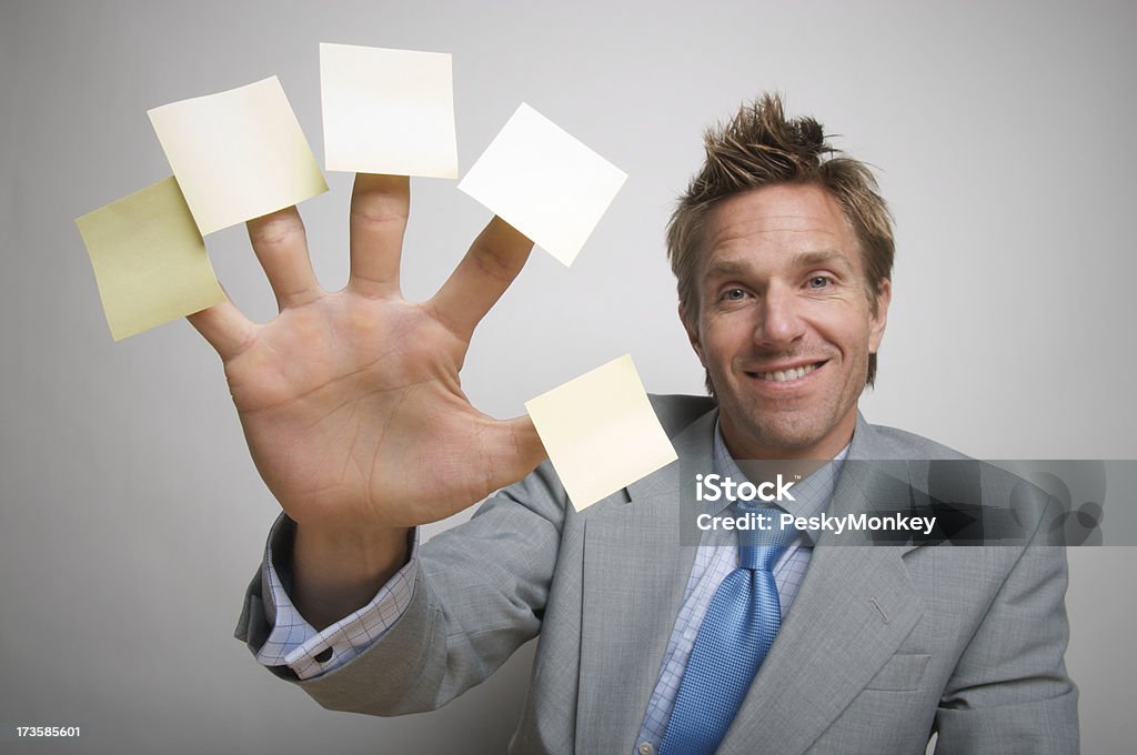 Geschäftsmann Office Worker hält fünf freundlichen Erinnerungen Klebezettel - Lizenzfrei Anzug Stock-Foto