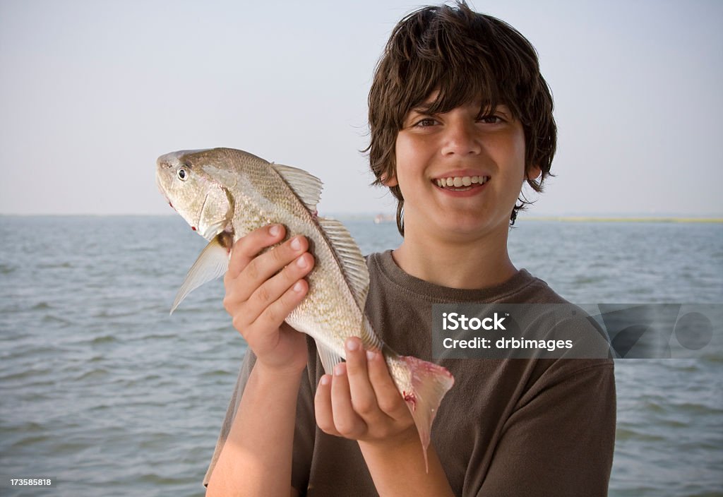 Ragazzo con pesce - Foto stock royalty-free di Pesce