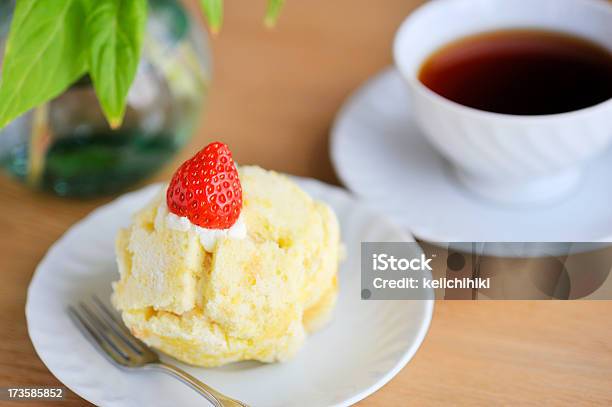 Ciasto Z Truskawkami Herbaty - zdjęcia stockowe i więcej obrazów Bez ludzi - Bez ludzi, Ciasto, Czarna herbata