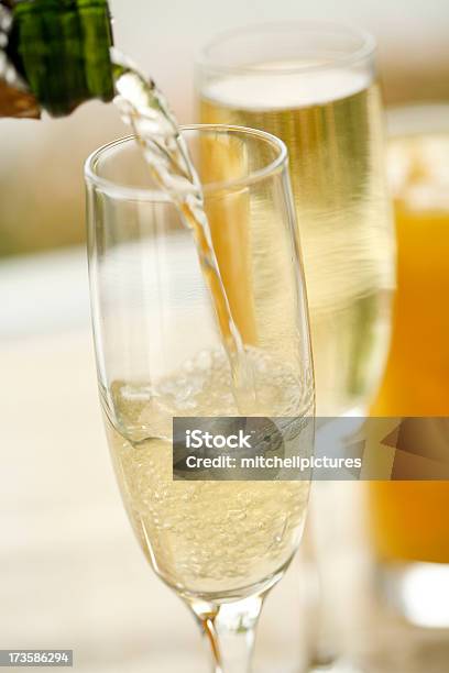 シャンパンに注ぎます - ガラスのストックフォトや画像を多数ご用意 - ガラス, グラス, シャンパン