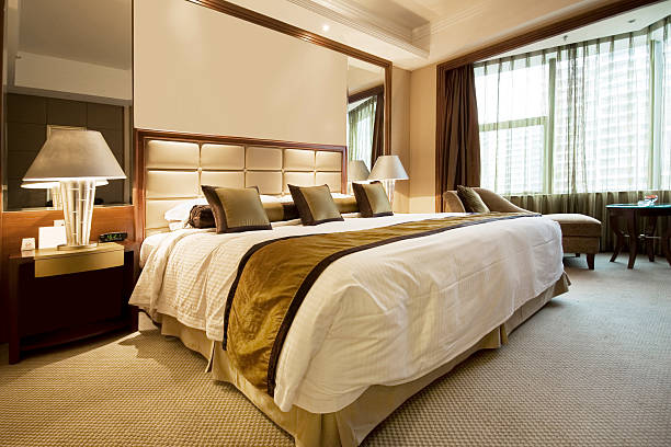 dormitorio del hotel - queen size bed fotografías e imágenes de stock