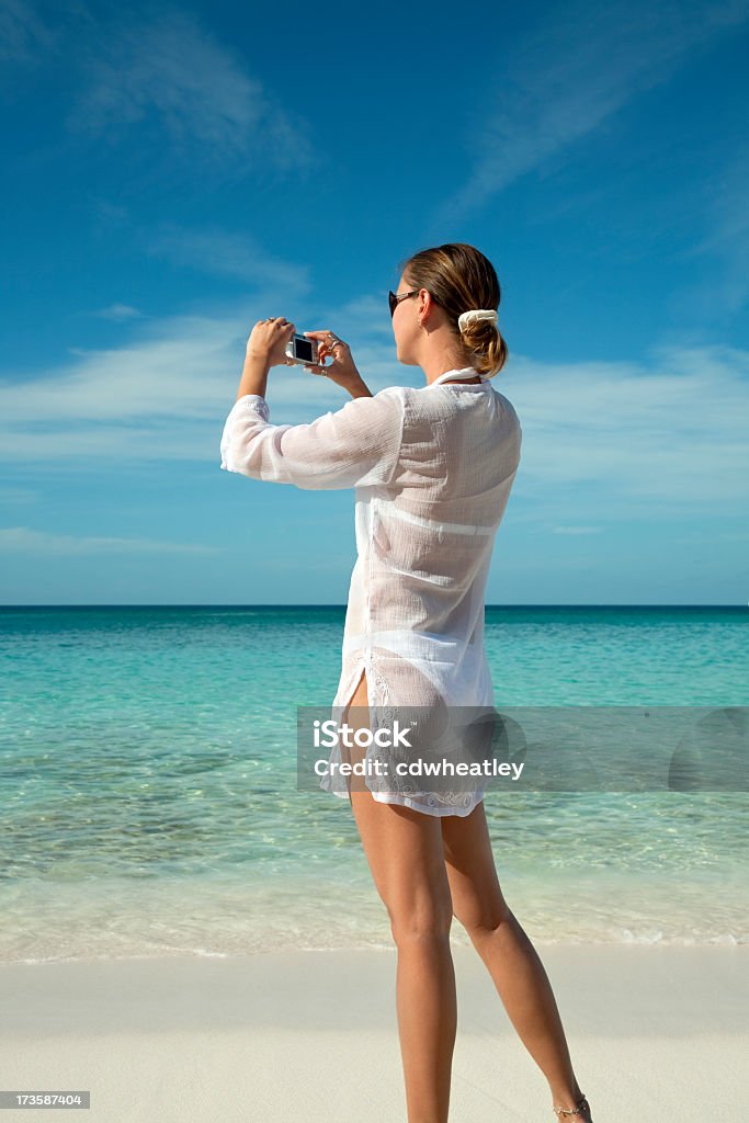 Mujer tomando fotos en la playa - Foto de stock de Adulto libre de derechos