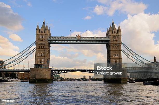 London Tower Bridge Enfoque Foto de stock y más banco de imágenes de Agua - Agua, Ciudades capitales, Cultura británica