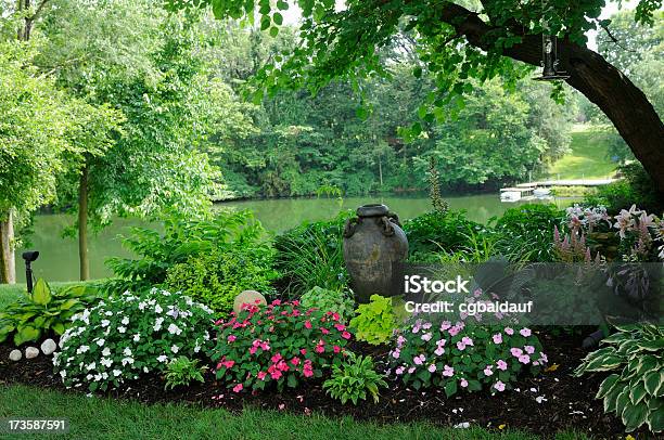 Bellissimo Giardino Dal Colore Acqua - Fotografie stock e altre immagini di Giardino domestico - Giardino domestico, Fiore, Giardino ornamentale
