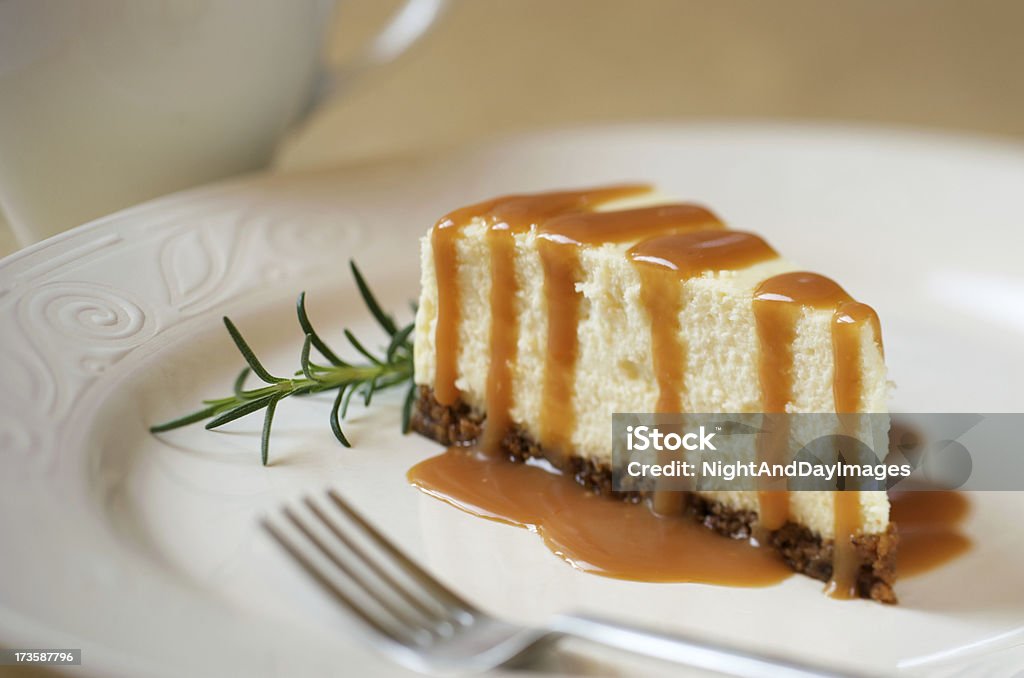 Slice of 치즈케이크, 카라멜 소스 - 로열티 프리 치즈케이크 스톡 사진