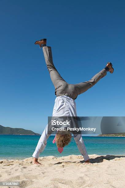 Foto de Empresário Não Cartwheels Na Praia e mais fotos de stock de 20 Anos - 20 Anos, 30 Anos, Areia