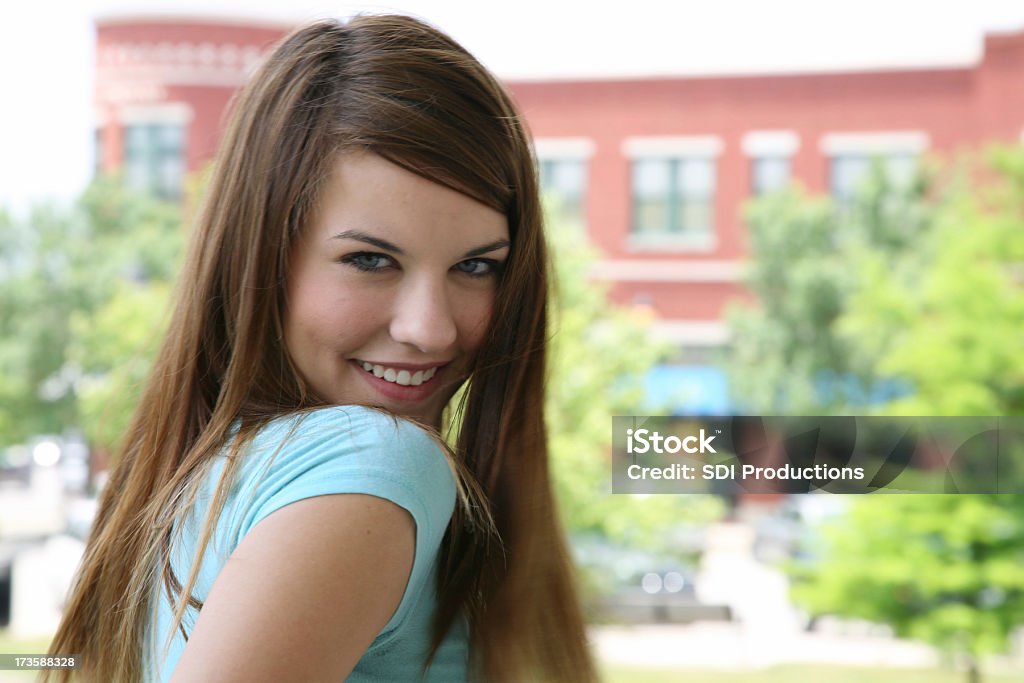 Chica joven disfrutando de día en el Campus - Foto de stock de 18-19 años libre de derechos