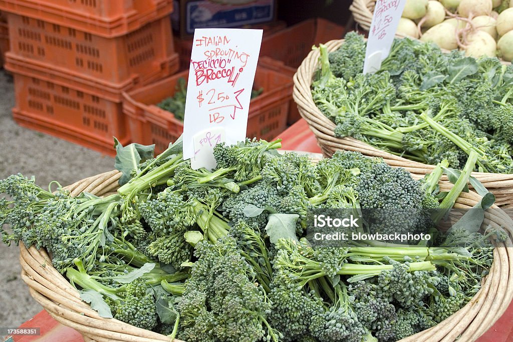 Mercado de agricultores: Brécol orgánicos - Foto de stock de Abundancia libre de derechos