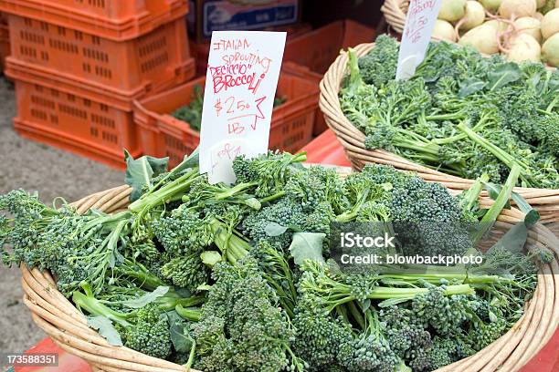 Agricultores Mercado Organic Brócolos - Fotografias de stock e mais imagens de Abundância - Abundância, Brócolo, Cesto