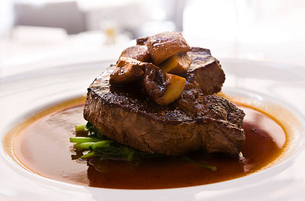 bistec y champiñones - steak grilled beef plate fotografías e imágenes de stock