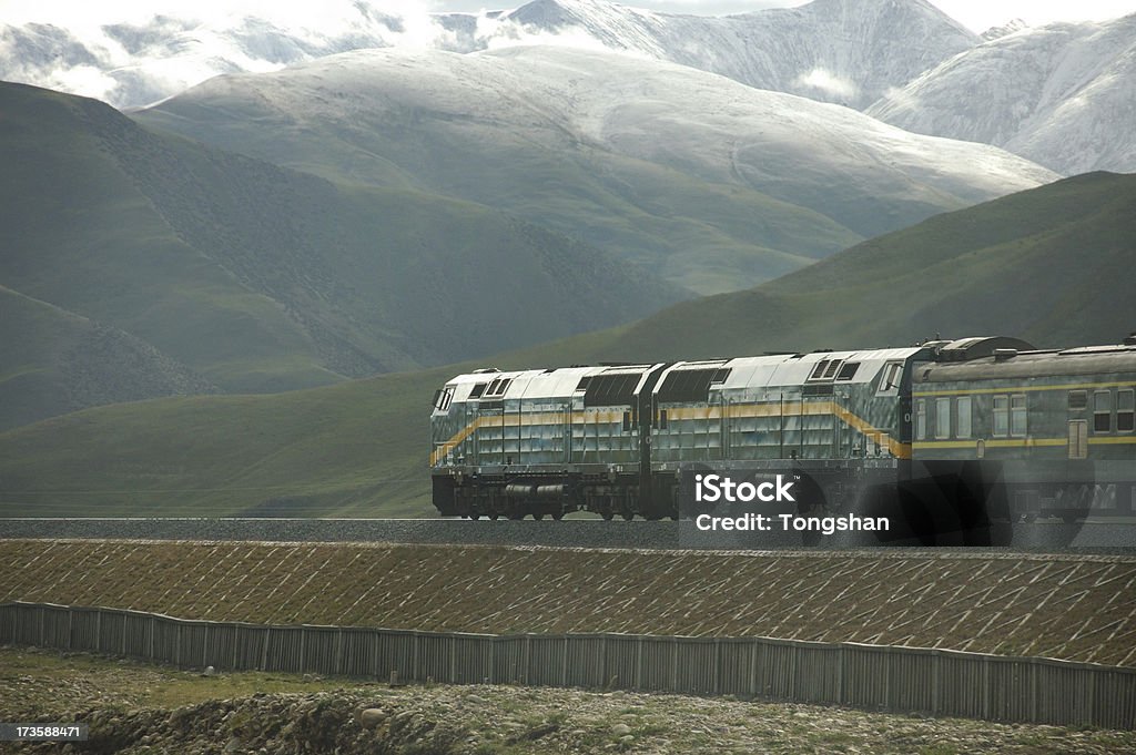 Trem no Planalto do Tibete - Foto de stock de Tibete royalty-free