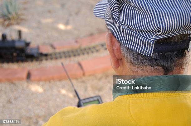 Photo libre de droit de Homme Contrôle Le Jardin Railroad banque d'images et plus d'images libres de droit de Modèle réduit - Modèle réduit, Train, Adulte