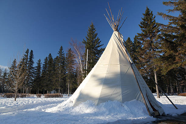 rustico american teepee tenda in inverno - north american tribal culture teepee winter canada foto e immagini stock