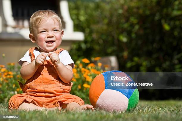 Bella Dai Capelli Biondi Bambino Bambino Divertirsi Con Palla Allaperto In Giardino - Fotografie stock e altre immagini di 12-17 mesi