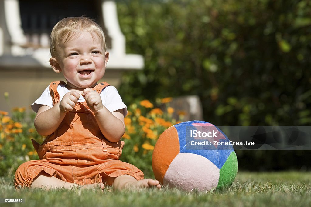 Bela loiro bebê criança com bola se divertir ao ar livre no jardim - Royalty-free 12-15 Meses Foto de stock