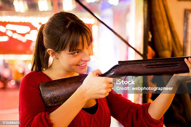 Frau Schießen Stockfoto und mehr Bilder von Abfeuern - Abfeuern, Beleuchtet, Bunt - Farbton