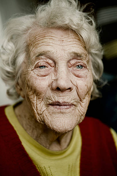 ricordi. - senior adult fragility human eye wrinkled foto e immagini stock