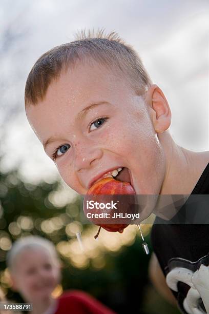 Bobbing Apple Di Halloween - Fotografie stock e altre immagini di Bobbing for apples - Bobbing for apples, Competizione, Halloween