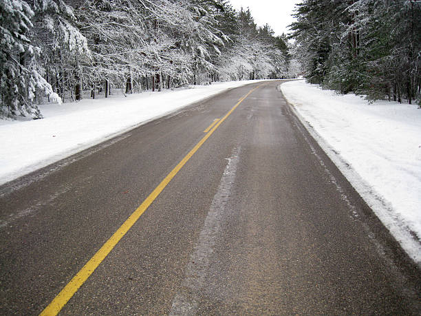 enchanted estrada de inverno com neve coberta de árvores - country road winding road road michigan imagens e fotografias de stock