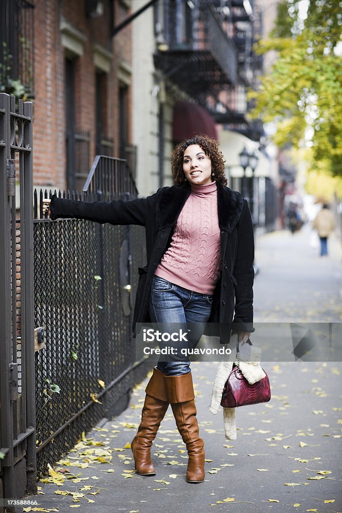 Otoño día con Brunette mujer joven en la ciudad de Nueva York - Foto de stock de Aire libre libre de derechos