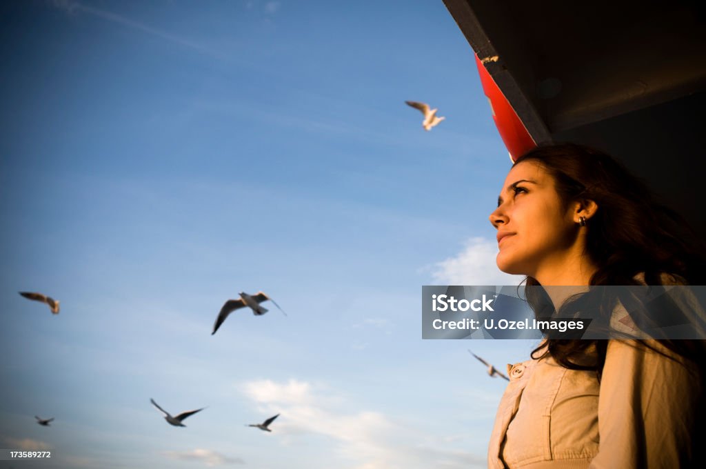 Oiseaux et jeune femme - Photo de Oiseau libre de droits