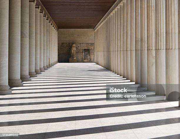 Atenas Stoa As Sombras - Fotografias de stock e mais imagens de Coluna arquitetónica - Coluna arquitetónica, Sombra, Sombra em primeiro plano