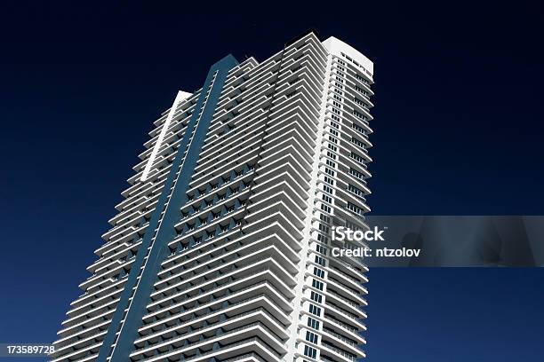 Condominio De Lujo Foto de stock y más banco de imágenes de Alto - Descripción física - Alto - Descripción física, Arquitectura, Arquitectura exterior