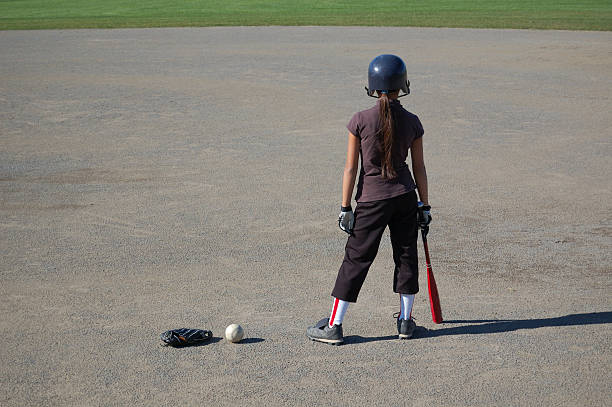 joueur de baseball jeune fille attend pour un match - batting gloves photos et images de collection