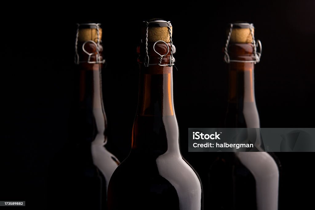 Tre bottiglie di birra corked - Foto stock royalty-free di Bottiglia