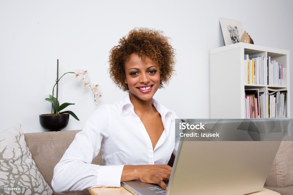 Young lady con capacidad para computadora portátil - Foto de stock de Acogedor libre de derechos