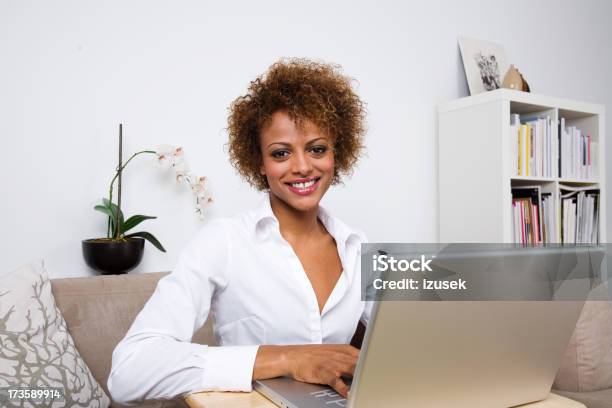 Young Lady Con Capacidad Para Computadora Portátil Foto de stock y más banco de imágenes de Acogedor - Acogedor, Adulto, Adulto joven