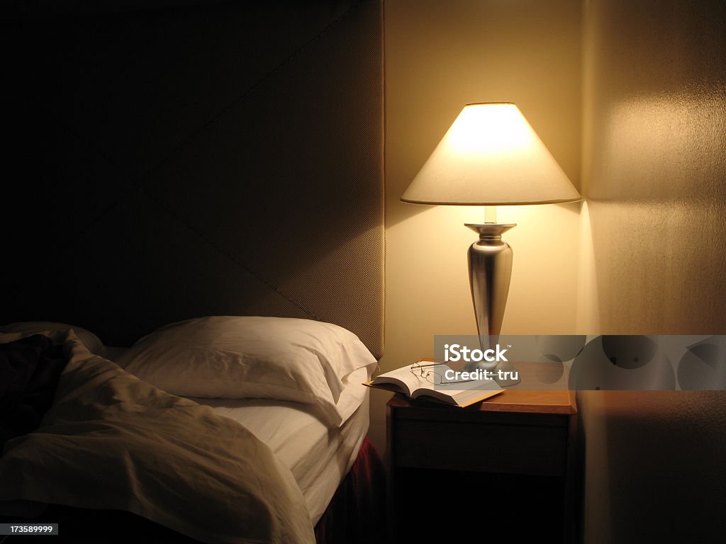 Letto rivolto verso il basso in camera - Foto stock royalty-free di Lampada elettrica