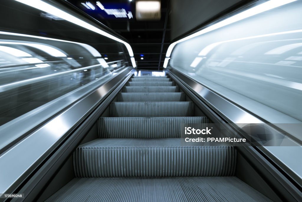 Escalera mecánica en una estación - Foto de stock de Escalera mecánica libre de derechos