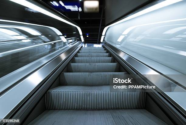 Escalera Mecánica En Una Estación Foto de stock y más banco de imágenes de Escalera mecánica - Escalera mecánica, Metro - Transporte, Actividad