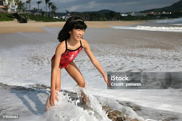 Dziewczynka Beach Fun - zdjęcia stockowe i więcej obrazów Azja - Azja, Azjaci, Brzeg wody