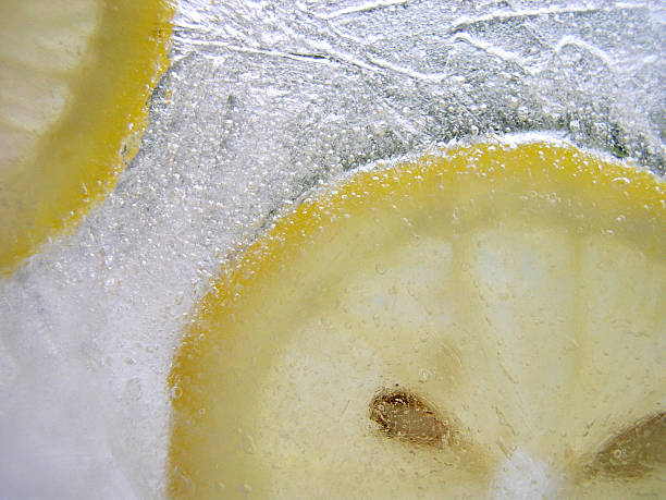 zitrone-kühl - glass ice tonic water frozen stock-fotos und bilder