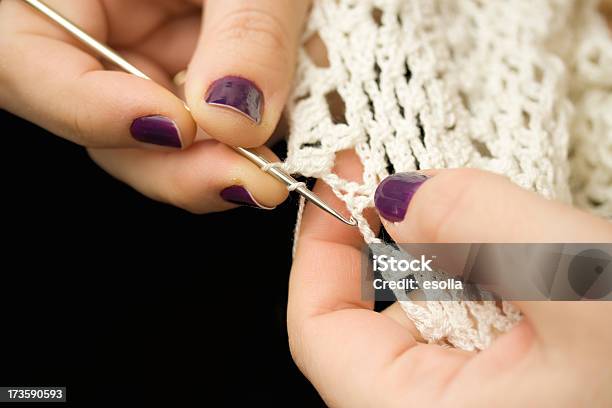 Crochet - Fotografias de stock e mais imagens de Adulto - Adulto, Agulha - Loja de Miudezas, Agulha de croché