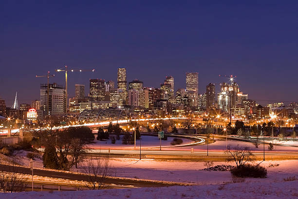 twilight und die skyline von denver - denver colorado colorado winter snow stock-fotos und bilder