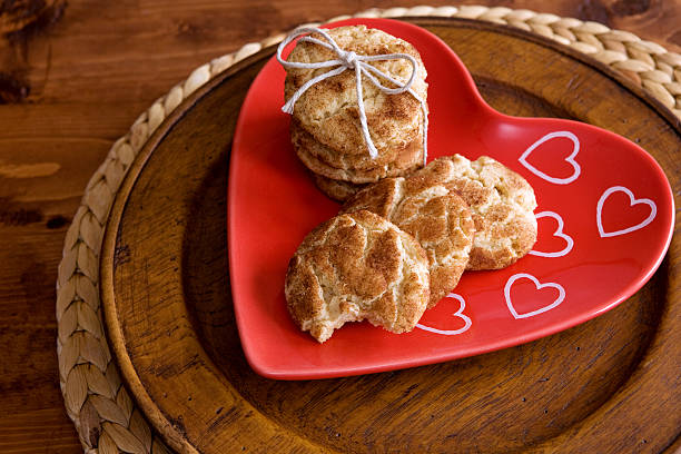 Biscotti a forma di cuore su un piatto - foto stock