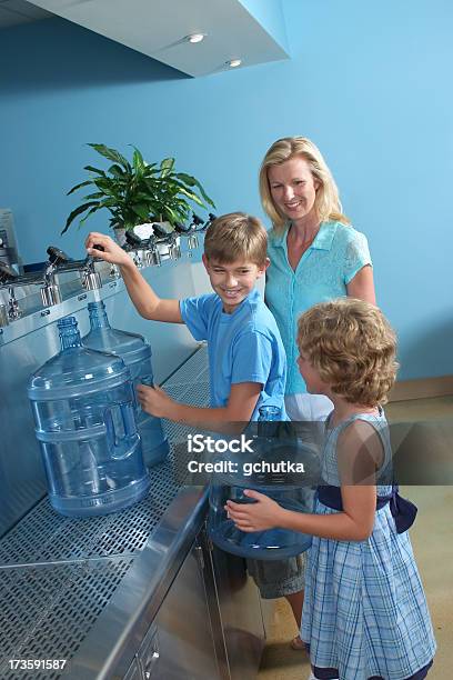 Acquisto Di Acqua Minerale - Fotografie stock e altre immagini di 10-11 anni - 10-11 anni, 8-9 anni, Abbigliamento casual