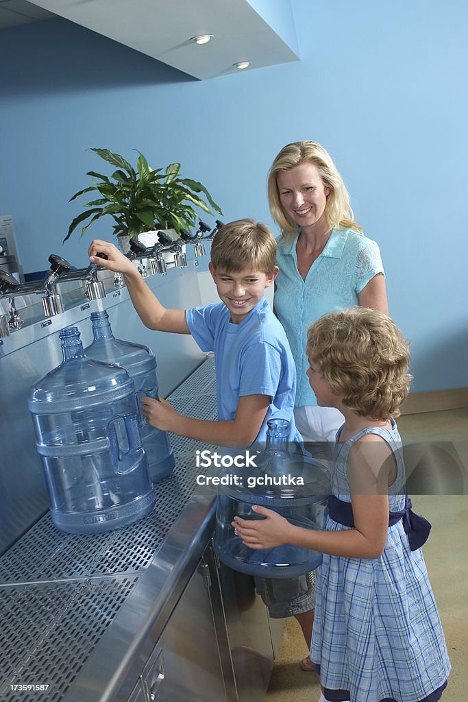 Приобретение Очищенная в�ода - Стоковые фото 10-11 лет роялти-фри