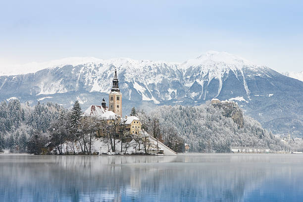 winter in bled - castle slovenia winter snow stock-fotos und bilder