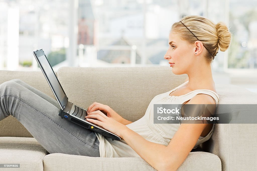 Jeune femme travaillant sur ordinateur portable - Photo de 20-24 ans libre de droits