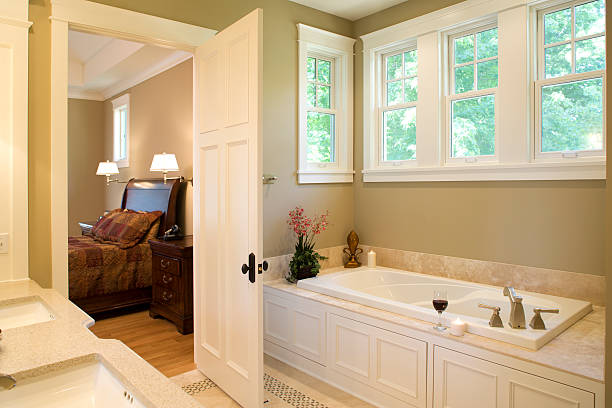 мастер-кроватью и ванной. - bedroom authority indoors home interior стоковые фото и изображения